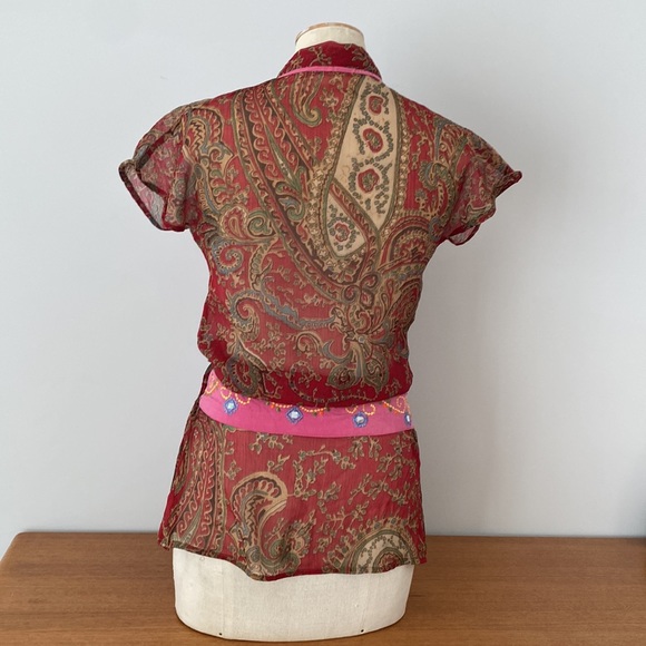 Made in Nepal wrap around wine paisley short sleeved blouse. Ties inside… - Picture 6 of 17